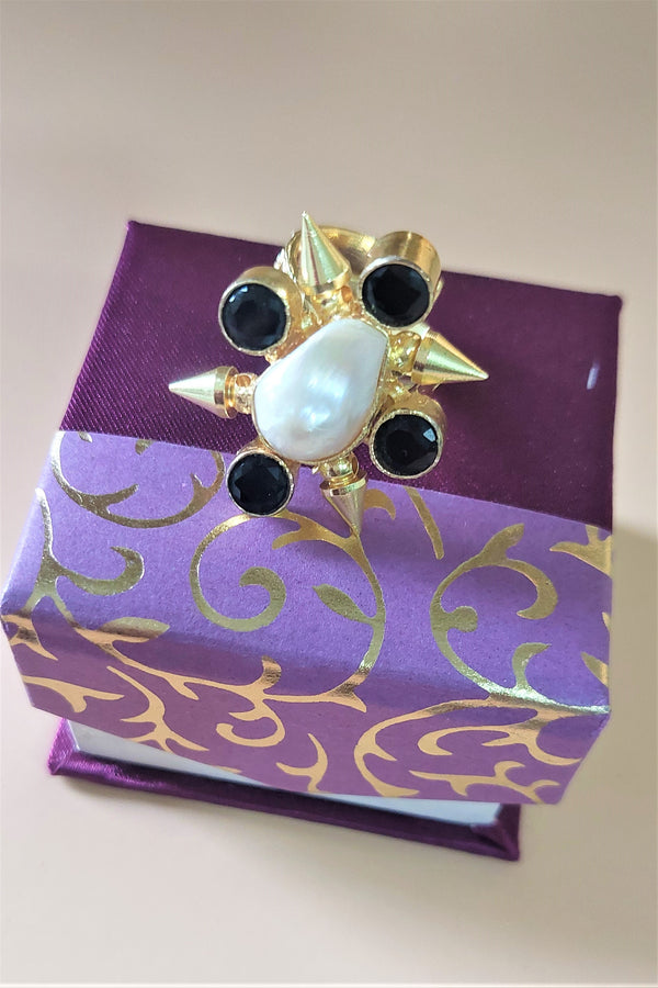 PEARL ONYX ARROW RING