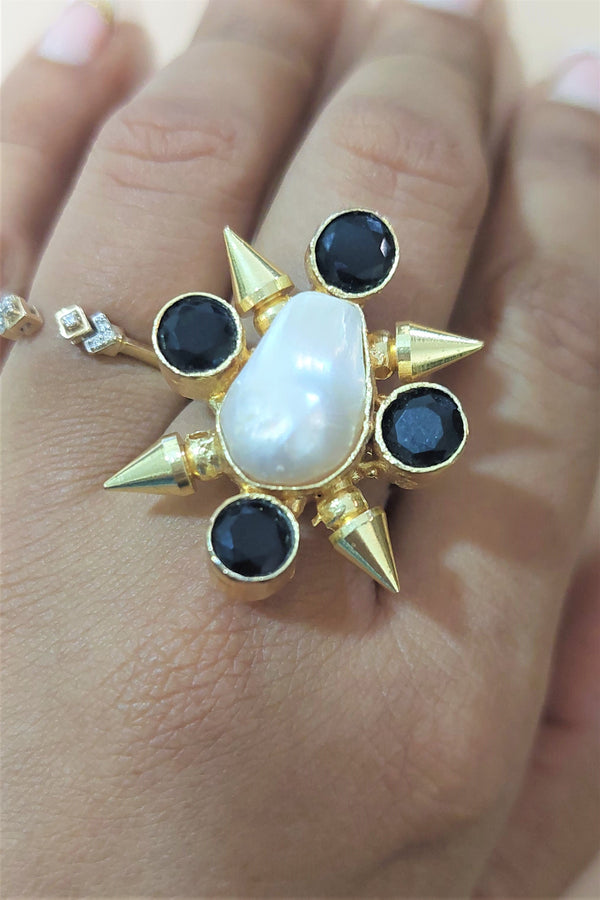 PEARL ONYX ARROW RING
